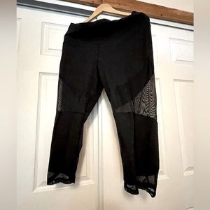 Victoria’s Secret Knockout Capri Leggings (XL)